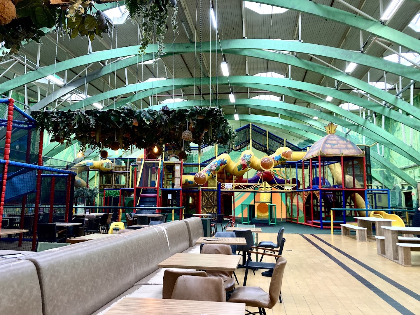 FunZone Aalsmeer (Binnenspeeltuin, Glow Minigolf & Trampolinepark)