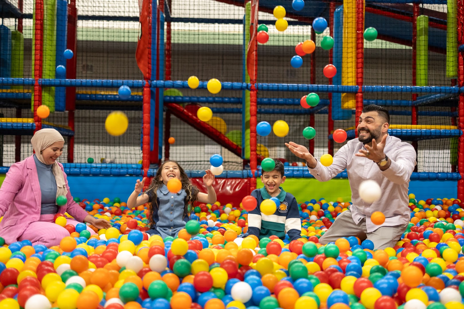 FunZone Breda (Binnenspeeltuin, Trampolinepark & Glow Minigolf)