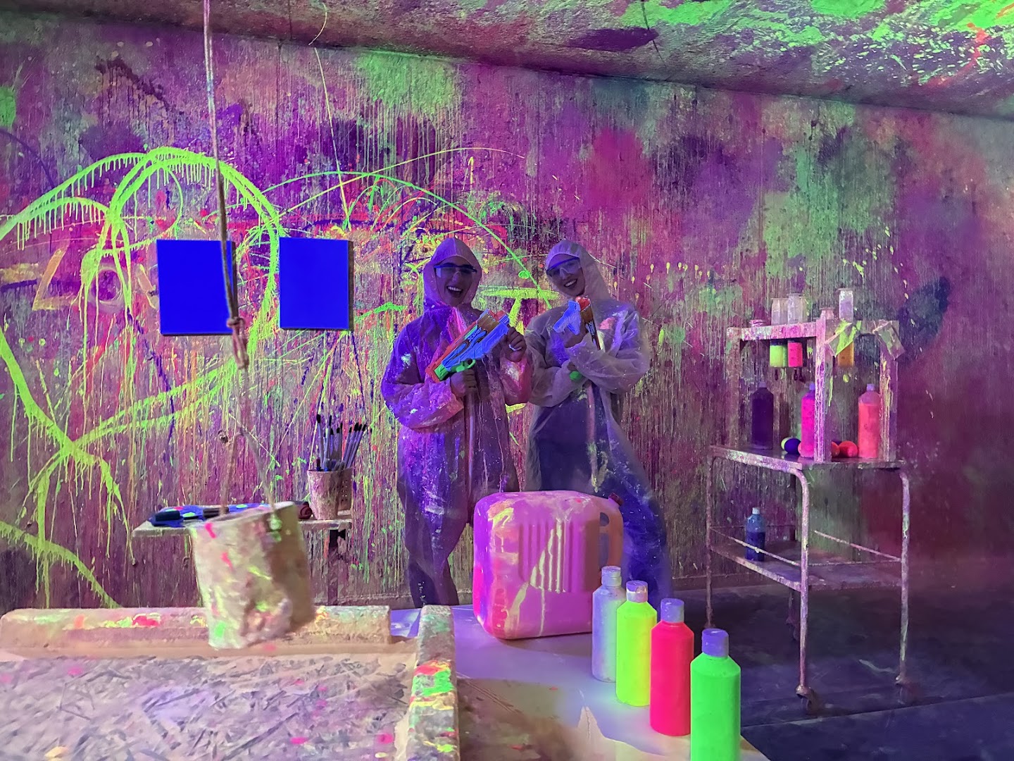 Paint Spat: Neon Verf Gevecht & Glow In The Dark Verfkamer