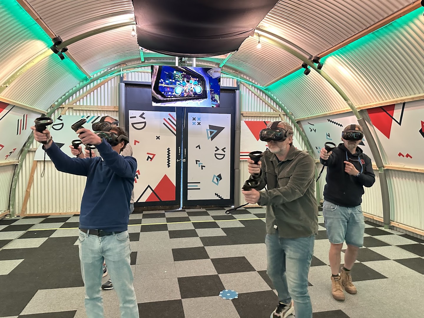 VR Experience Amsterdam - Virtual Reality Escape Room, Free Roam VR Teamuitjes & Groepsuitjes